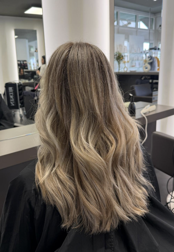 Balayage mit weichen Wellen, Friseur München Pasing
