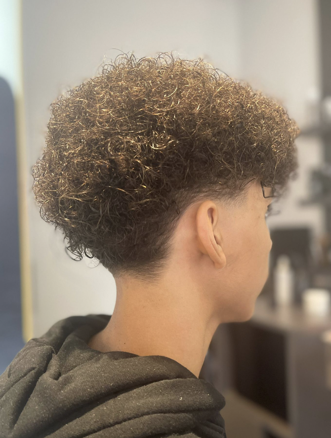 Kurze Locken mit Fade, Herren Friseur München