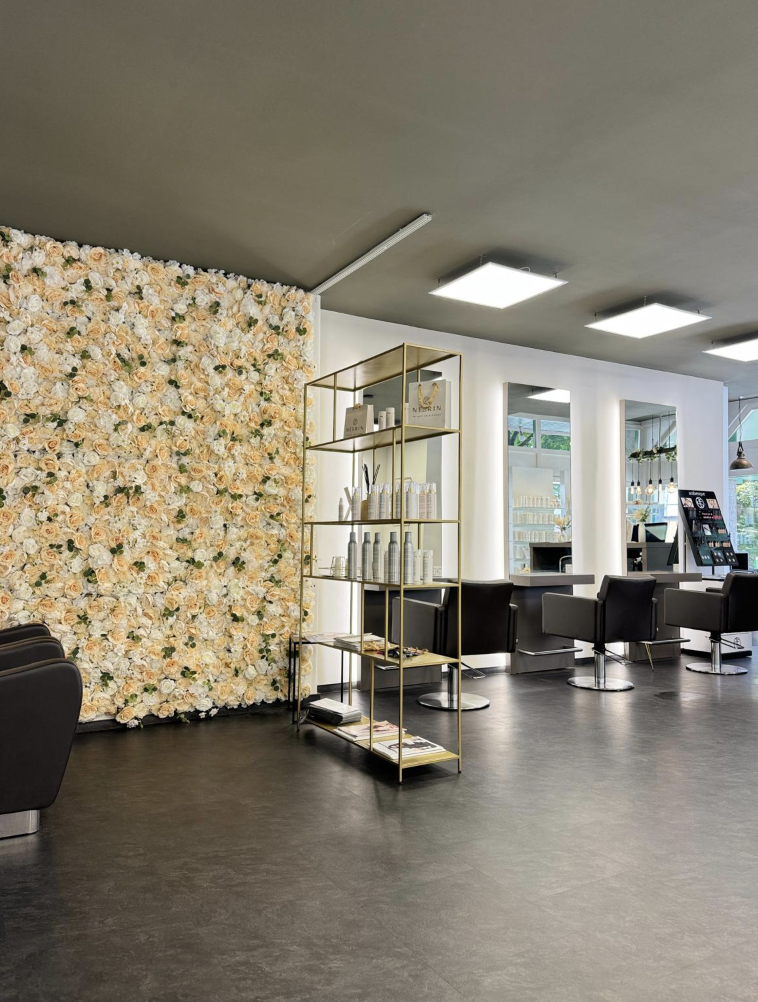 Blumenwand und Lounge im Bejona Studio München Pasing