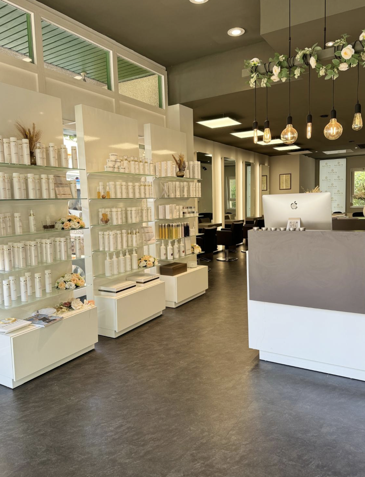 Pflegeprodukte und Empfangsbereich – Bejona Natural Hair Studio München Pasing