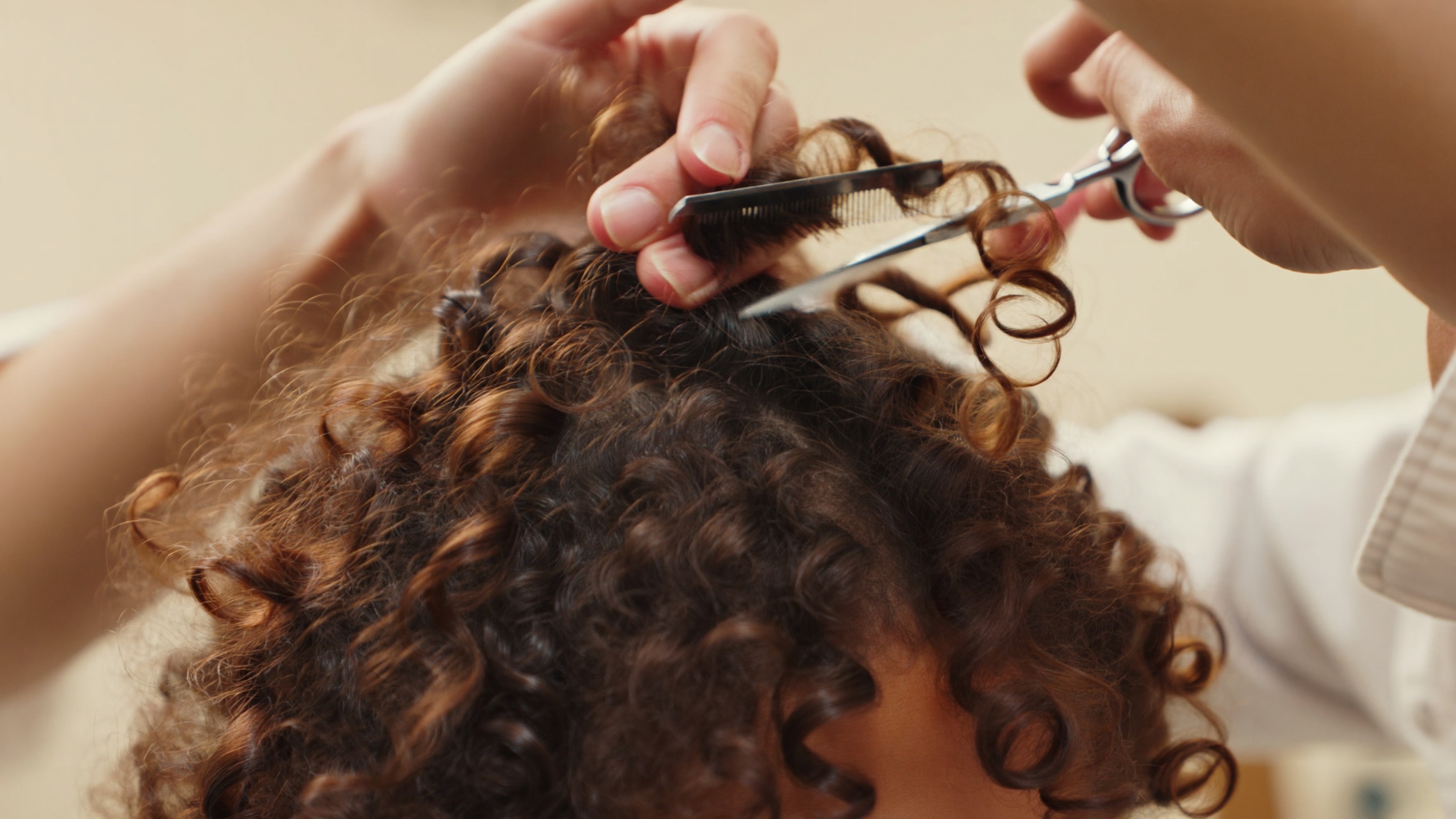 Curly Cut vs DevaCut vs Rëzo Cut – was ist der Unterschied?